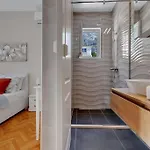 Mia Mirela מאקרסקה
