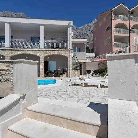 Mia Mirela Βίλα *