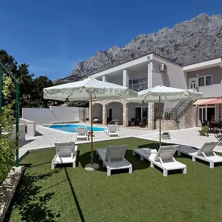 Mia Mirela Βίλα *