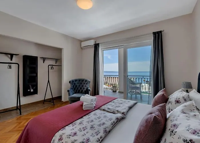 Mia Mirela Βίλα *