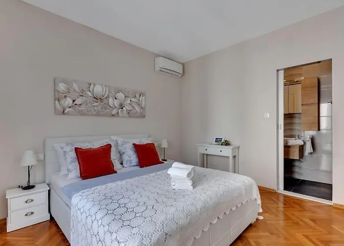 Mia Mirela Βίλα *