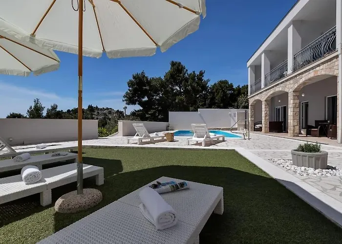 Mia Mirela Βίλα *