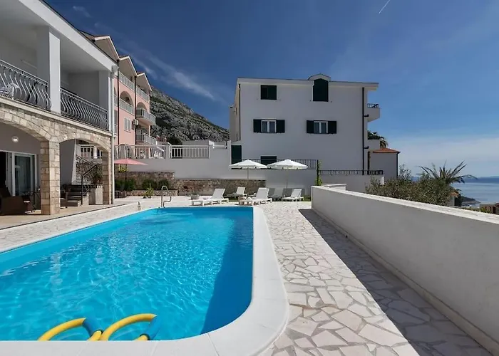 Mia Mirela Βίλα *