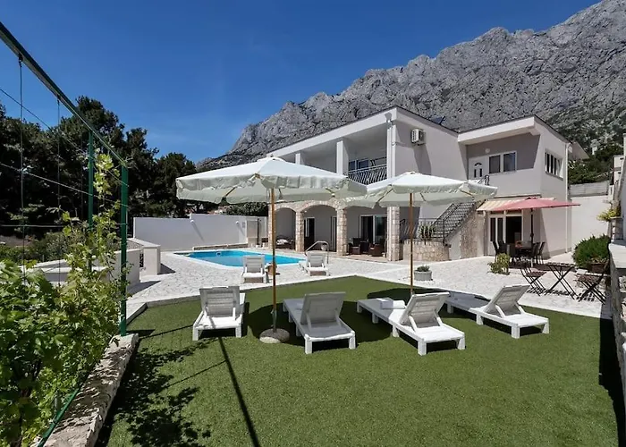 Mia Mirela Βίλα *